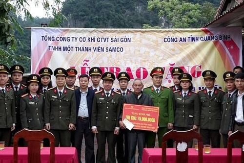 Trao hơn 200 triệu đồng hỗ trợ xây dựng nhà tình nghĩa