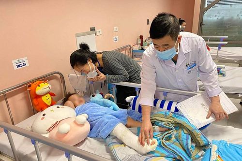 Bé gái rơi từ tầng 13 sắp được xuất viện