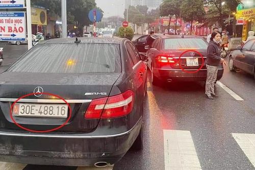 Vụ 2 ô tô Mercedes cùng biển 'chạm mặt' ở Hà Nội: Một chủ xe chưa xuất trình được giấy tờ