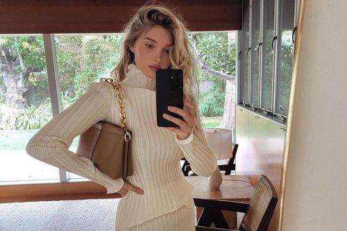 Thiên thần nội y Elsa Hosk khoe eo siêu nhỏ khó tin sau 3 tuần sinh con