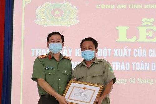 Bảo vệ dân phố dũng cảm khống chế đối tượng mang súng vào khách sạn