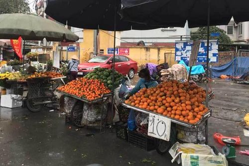 Trái cây dội chợ giá rẻ hơn rau, bán cả chục tấn/ngày