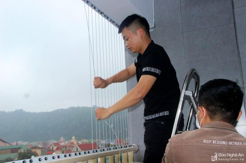 Người dân TP. Vinh đổ xô lắp đặt lưới an toàn chung cư sau sự cố bé gái rơi từ tầng 12
