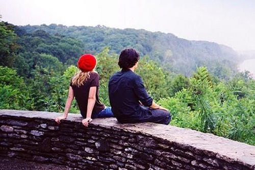 Cấm chồng có tình bạn với người khác giới, nên hay không?