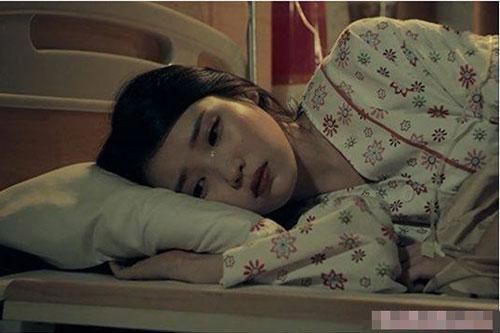 Nghe tiếng khóc thút thít phát ra từ phòng chị chồng, tôi nhìn vào thì sững sờ thấy chị quỳ lạy chồng bên trong