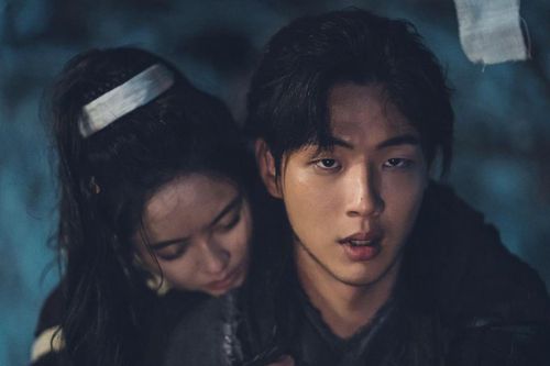 Jisoo quỳ gối xin lỗi vì scandal bạo lực học đường: Sợ liên lụy Kim So Hyun!