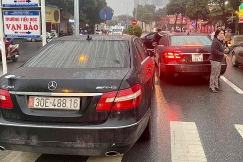 Vụ 2 xe sang Mercedes cùng biển đi giữa phố Hà Nội: 1 chủ xe không xuất trình được giấy tờ