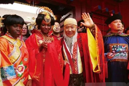 Si mê nàng thơ châu Phi kém 21 tuổi, vị họa sĩ mạnh tay chi 142 tỷ làm đám cưới