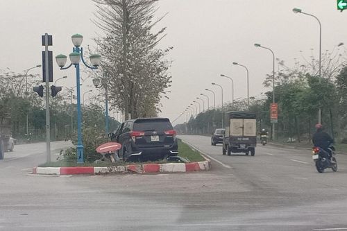 'Xe điên' tông liên hoàn nhiều ô tô, xe máy khiến 3 người thương vong ở Hà Nội