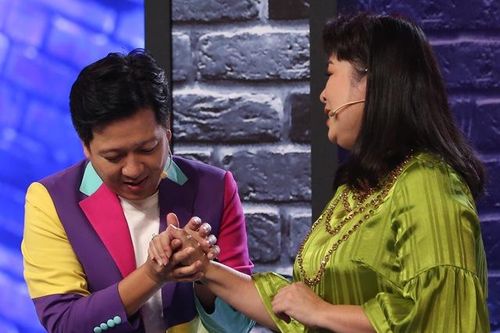 NSND Hồng Vân nói Trường Giang: 'Em làm MC mà không có chính kiến, không đáng mặt MC'