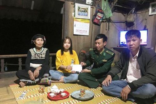 Đồn Biên phòng Bát Mọt trao học bổng Chương trình 'Nâng bước em tới trường' và quà cho người tham gia bảo vệ cột mốc biên giới