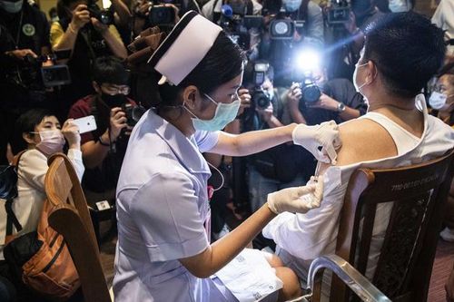 Thái Lan tính dùng 'hộ chiếu vacccine' để mở cửa lại ngành du lịch