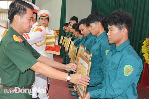 Bế giảng lớp huấn luyện đại đội dân quân thường trực đợt 2
