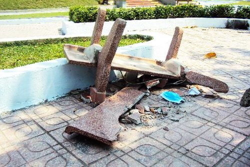 Cần di dời ghế ngồi bị gãy bể