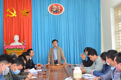 Đồng chí Nguyễn Hưng Vượng kiểm tra công tác chuẩn bị bầu cử tại Sơn Dương