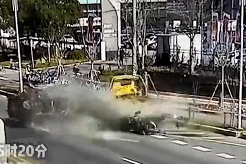 Tông đuôi xe cứu hộ ở tốc độ cao, BMW nát bét