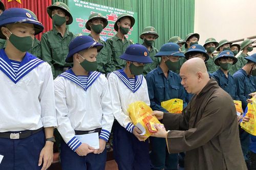 Đồng Nai: Tặng quà cho thanh niên lên đường nhập ngũ năm 2021