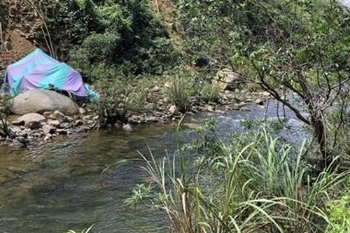 Ô tô tải mất phanh lật xuống vực đè chết nữ công nhân
