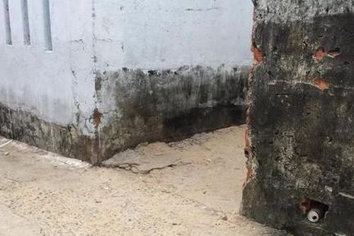 Mâu thuẫn nhỏ chồng đâm vợ tử vong, bỏ lại 5 con thơ