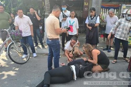 Nữ du khách nước ngoài cứu giúp người bị tai nạn