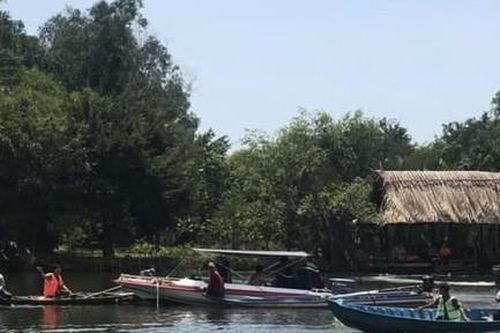 Lật xuồng chở nhóm công nhân, 1 người chết đuối