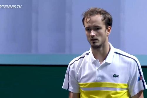 Mắc lỗi kép, hạt giống số một Daniil Medvedev tức giận đập vợt 2 lần