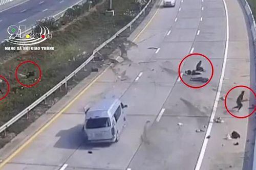Ô tô tông dải phân cách bật cửa, 7 người văng ra ngoài
