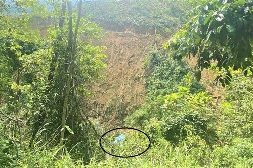 Xe tải rơi xuống vực sâu, đè chết người đang khai thác keo