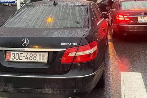 Lộ danh tính 2 chủ xe vụ 2 ô tô Mercedes cùng biển 'chạm mặt' ở Hà Nội