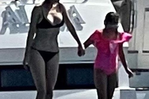 Ivanka mặc bikini nhỏ xíu