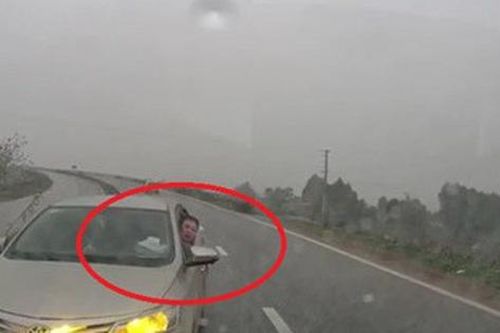 Chạy xe ngược chiều, tài xế còn hạ kính đưa ra yêu cầu khiến tất cả thở dài
