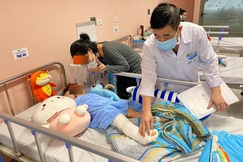 Bé gái ngã từ tầng 12 của chung cư ở Hà Nội dự kiến ra viện ngày 5/3