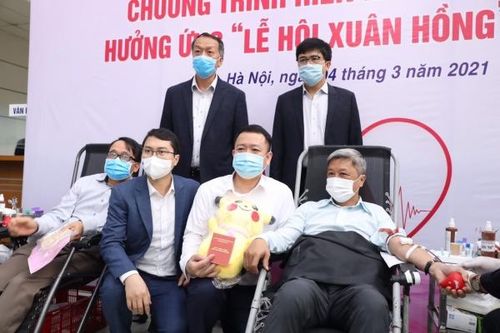 Lãnh đạo Bộ Y tế cùng gần 300 cán bộ hiến máu tình nguyện