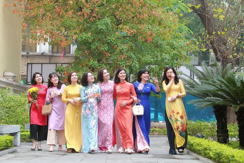 Phụ nữ Công an Thủ đô thướt tha với áo dài truyền thống