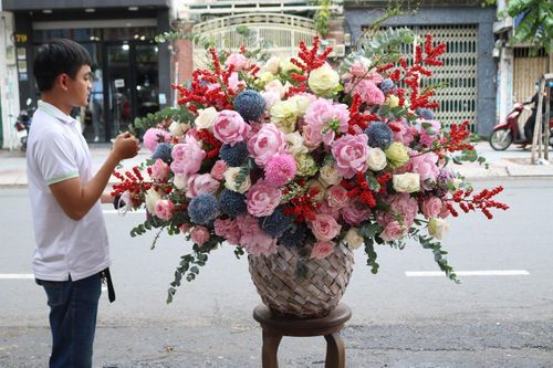 Đại gia ở TP Thủ Đức đặt bình hoa 55 triệu tặng vợ dịp 8/3