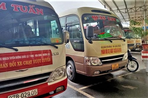 Xe khách dừng chạy hàng loạt để phản đối 'xe dù'