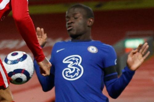 Chelsea thoát penalty ở tình huống gây tranh cãi