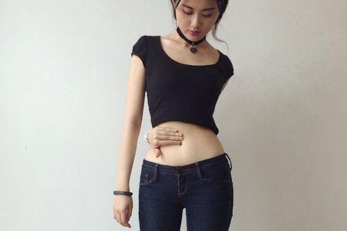 Có nên theo mốt mặc đồ trẻ em khoe dáng thon gọn?