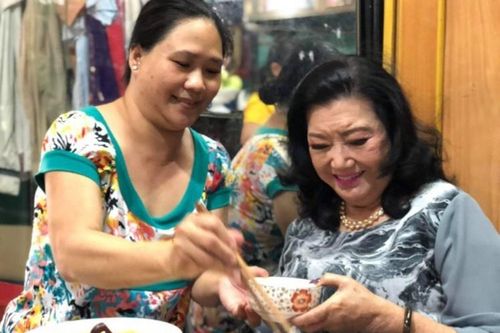 Bữa cơm đầu tiên của NSND Kim Cương và con gái nuôi sau 45 năm