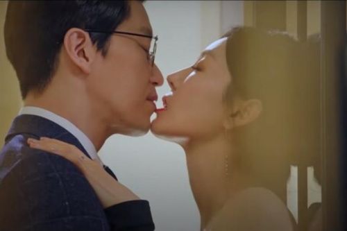 Chồng Kim So Yeon mất bình tĩnh khi xem cảnh hôn của vợ ở 'Penthouse'
