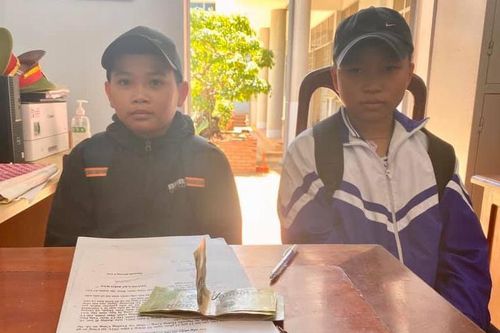 Hai học sinh lớp 6 trả lại 1,5 triệu đồng cho người đánh rơi