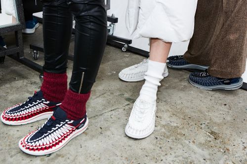Vì sao thế hệ Gen Z chuộng giày đi bộ của người già?