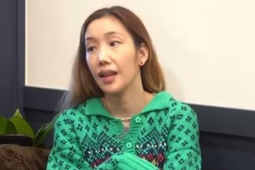 Nữ ca sĩ Hàn hết thời, bán cà phê kiếm sống