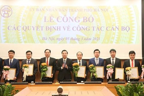 Chủ tịch UBND TP Chu Ngọc Anh trao quyết định tiếp nhận, điều động, bổ nhiệm cán bộ