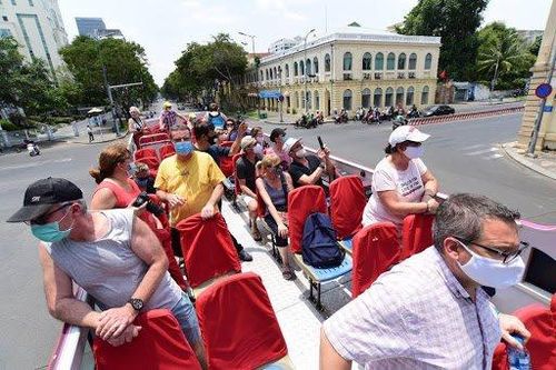 Nghiên cứu thông tin báo nêu về việc mở cửa đón du khách quốc tế