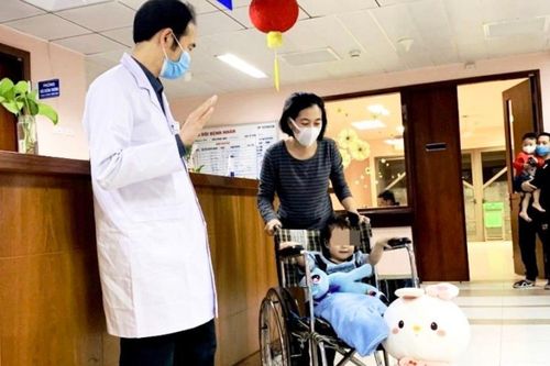 Sáng nay 5-3, bé gái bị rơi từ tầng 12A tươi tắn xuất viện