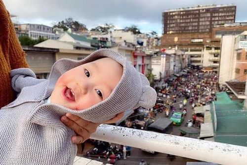 Du lịch Đà Lạt cùng bố mẹ, bé trai 1 tuổi bỗng nổi tiếng