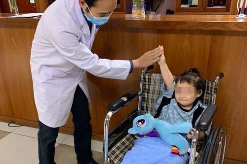 Bé gái rơi từ tầng 12A chung cư được ra viện