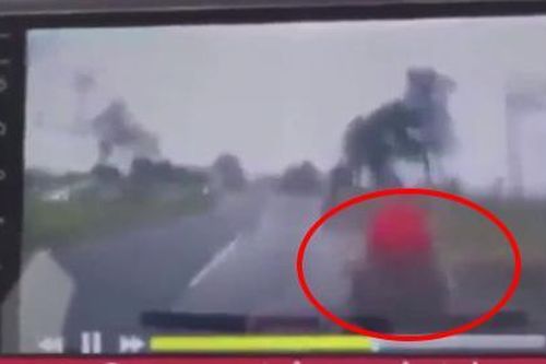 Khoảnh khắc kinh hoàng ô tô đâm liên hoàn xe máy, ô tô khiến 3 người thương vong