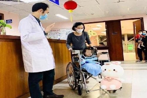 Cháu bé ngã từ tầng 12 chính thức xuất viện
